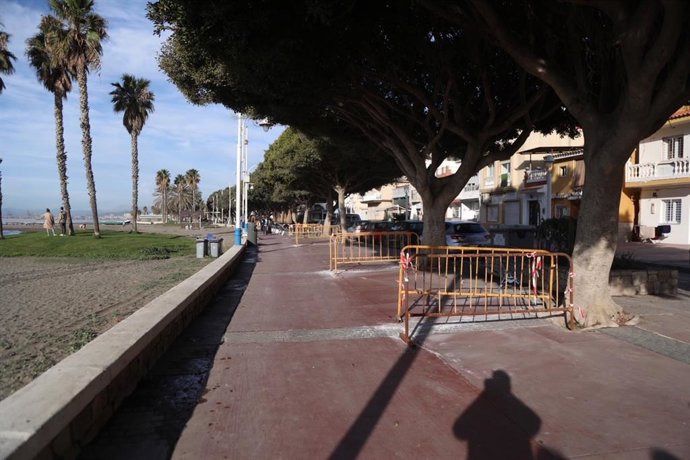 Tramo del paseo marítimo de El Palo, en Málaga capital, cuyo pavimento será reparado debido a su mal estado