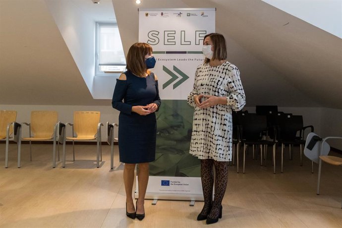 Archivo - Las consejeras de Economía y Hacienda, María Sánchez, y de Empleo y Políticas Sociales, Ana Belén Álvarez, en el encuentro.