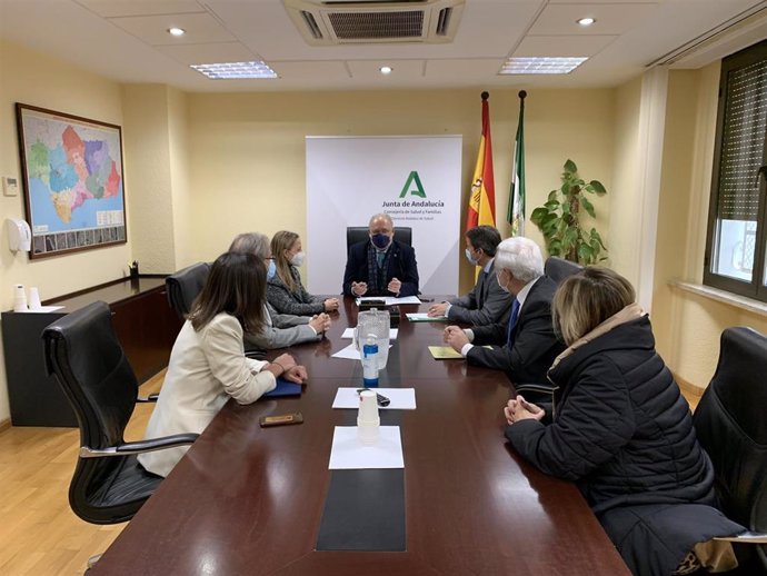 Firma del convenio de colaboración entre la Consejería de Salud y la biofarmacéutica AbbVie