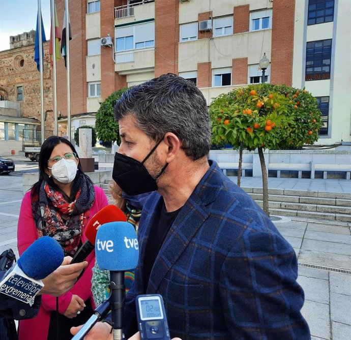 El portavoz de Reto Demográfico del Grupo Socialista en la Asamblea de Extremadura, Carlos Labrador Pulido, en declaraciones a los medios sobre la propuesta de ley autonómica de medidas sobre reto demográfico