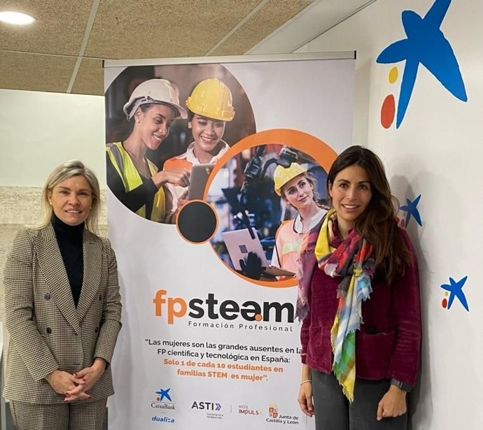 Belén Martín (i), directora Territorial de CaixaBank en Castilla y León, y por Verónica Pascual, presidenta de la Fundación de ASTI.