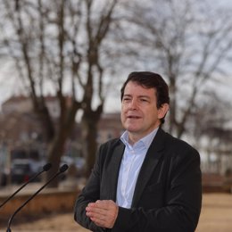Fernández Mañueco comparece ante la prensa en Medina del Campo.