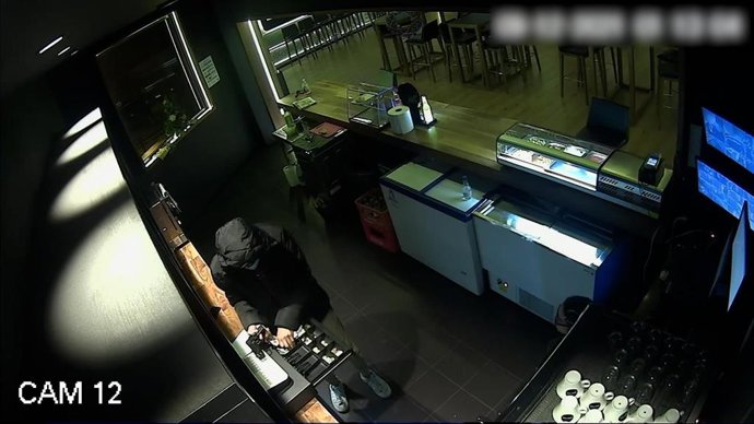 Momento en el que uno de los asaltantes propina una patada a un empleado del local