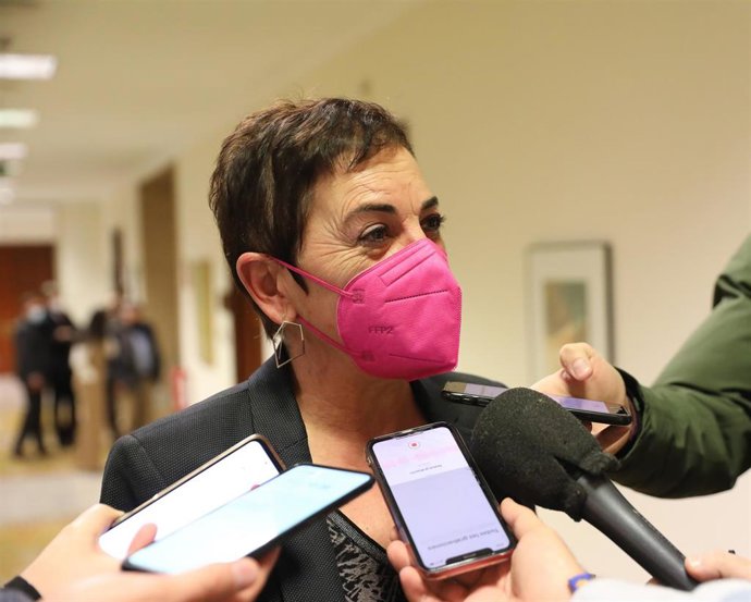 La portavoz de EH Bildu en el Congreso, Mertxe Aizpurua, ofrece declaraciones a los medios, a su llegada a una Junta de Portavoces en el Congreso de los Diputados, a 25 de enero de 2022, en Madrid 