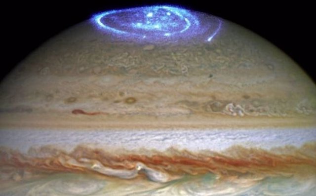 Las auroras fueron fotografiadas durante una serie de observaciones de luz ultravioleta lejana del espectrógrafo de imágenes del Telescopio Espacial Hubble que tienen lugar cuando la nave espacial Juno de la NASA se acerca y entra en órbita