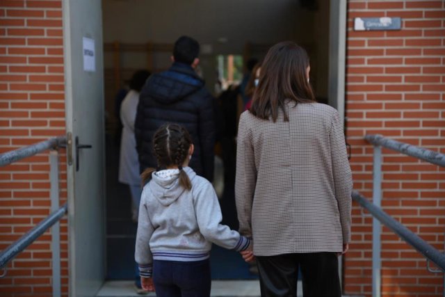 Una niña espera para recibir la vacuna contra el Covid-19, en un colegio de València