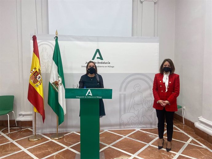 La delegada territorial de Igualdad en Málaga, María Dolores Fernández, junto a la delegada del Gobierno andaluz, Patricia Navarro.