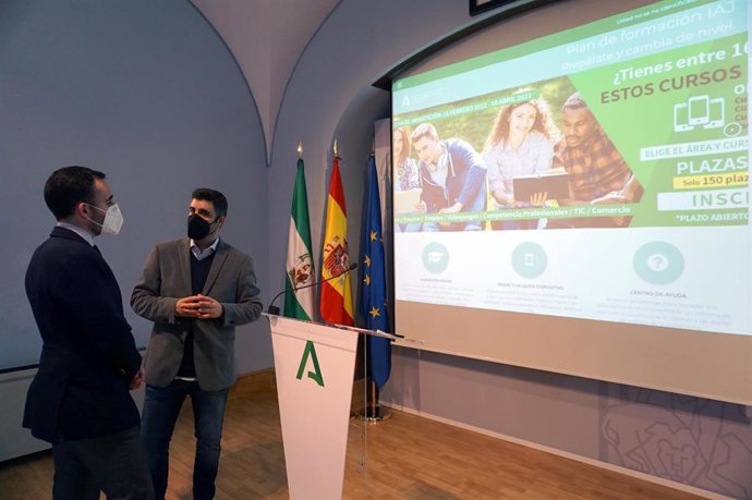 El delegado territorial de Empleo, Ángel Herrador (izda.), y el asesor de programas del IAJ en Córdoba, Salvador García.