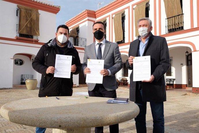 El delegado territorial de Regeneración, Justicia y Administración Local de la Junta en Sevilla, Javier Millán, firma con el alcalde de Gines, Romualdo Garrido, el convenio de colaboración para facilitar la ejecución de medidas de medio abierto a menore