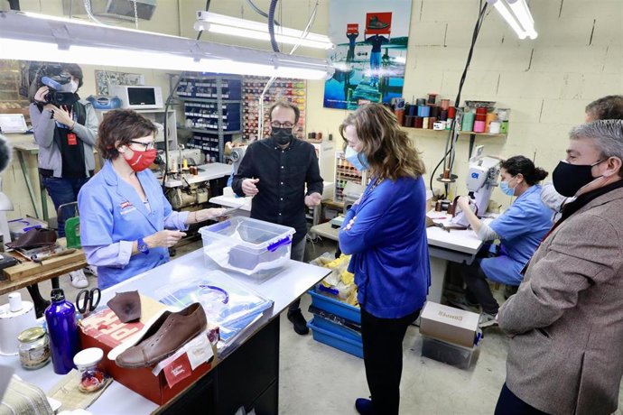 La presidenta del Govern, Francina Armengol, en una visita a la empresa Camper, en Inca.