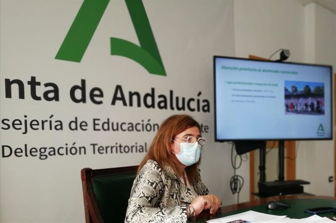 La delegada territorial de Educación y Deporte, María José Eslava, realiza un balance de la legislatura en la provincia.