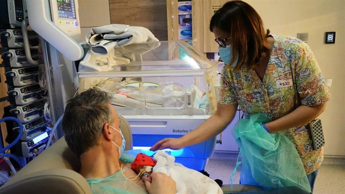 Una familia en la unidad de cuidados intensivos neonatales (UCIN) del Hospital Sant Joan de Déu Barcelona