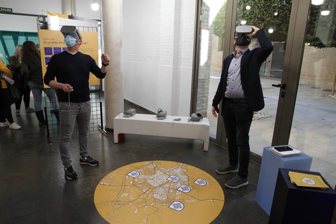 Cinco equipos de diseñadores y artistas imaginan como será la ciudad del futuro, en aspectos como la movilidad o la huerta, entre otros, mediante la exposición 'Perspectiva 2030'.