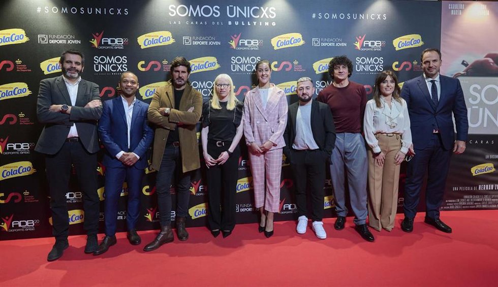 Xavi Pons, Ray Zapata, Hernan Zin, Susana Rodriguez, Carolina Marín, Papi Gavi, Jero García, Helena Resano y Juan María Fernández Carnicer en el estreno de 'Somos únicxs: las caras del bullying'.
