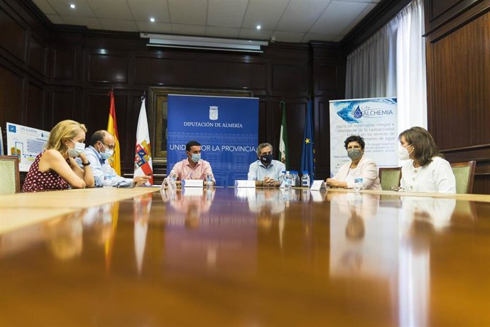 Archivo - El presidente de la Diputación Provincial, Javier Aureliano García, se reunen diputado provinciales y técnicos de Diputación que están desarroyando el proyecto Alchemia.