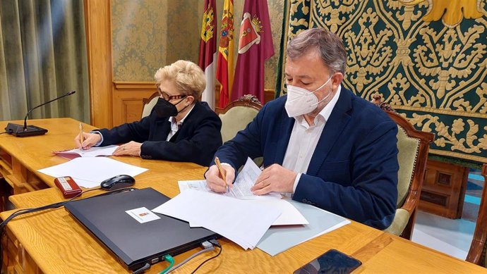 El Ayuntamiento de Cuenca y la sección provincial de la Asociación Española Contra el Cáncer de la provincia de Cuenca han rubricado su primer convenio de colaboración.