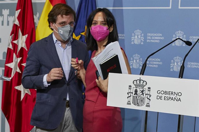 Archivo - El alcalde de Madrid, José Luis Martínez-Almeida (i), y la delegada del Gobierno en la Comunidad de Madrid, Mercedes González (d), tras ofrecer una rueda de prensa posterior a una reunión de la Junta y el Consejo Local de Seguridad de la ciuda