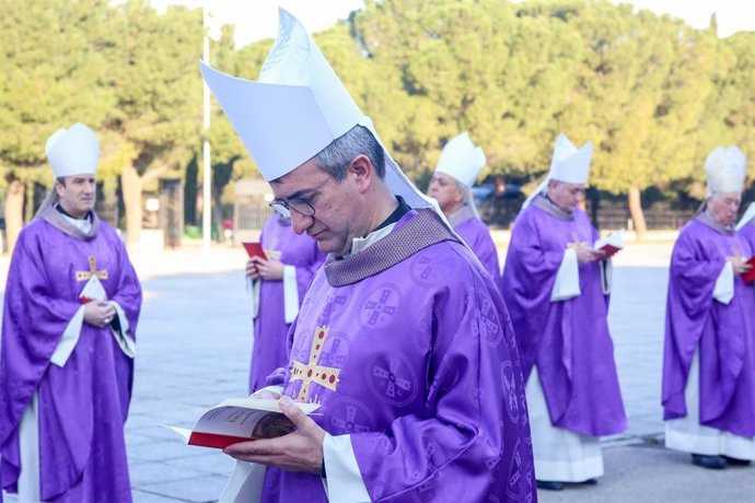 Archivo - El obispo auxiliar de Barcelona, Antoni Vadell, durante la peregrinación al Santuario del Sagrado Corazón del Cerro de los Ángeles en Getafe.