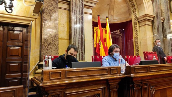 El diputado de la CUP y secretario tercero de la Mesa, Pau Juvill, y el diputado del PSC y secretario primero de la Mesa, Ferran Pedret, en el pleno de la Cámara catalana del 25 de enero de 2022, en Barcelona.