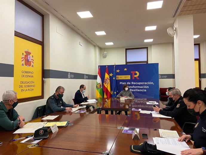 La delegada del Gobierno s se ha reunido esta mañana con representantes de las FCSE en La Rioja y de Alta Inspección Educativa para analizar la memoria Correspondiente al Plan Director para la convivencia y mejora de la seguridad