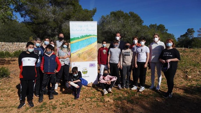 El conseller de Medio Ambiente, Miquel Mir, junto a alumnos de los centros CEIP Blai Bonet, CEIP Santa Maria del Mar, CEIP Calonge y el IES Santanyí.