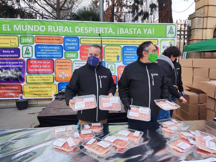 Dujo (izda) y Gómez en el acto de Asaja Soria donde se han repartido 2.000 bandejas de carne