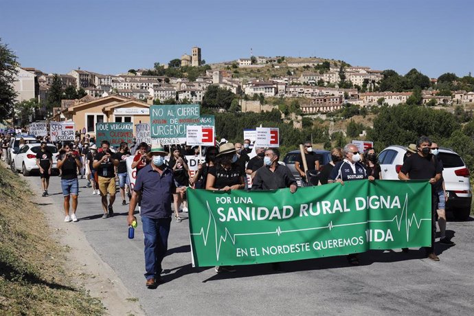 Archivo - Varias decenas de personas participan en una manifestación por una sanidad rural de calidad, a 17 de julio de 2021, en Sepúlveda, Segovia, Castilla y León (España). Esta movilización ha sido convocada por la Coordinadora para el desarrollo int