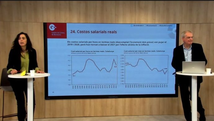 La presidenta de la Cámara de Barcelona, Mnica Roca, y el director del gabinete de estudios económicos de la entidad cameral, Joan Ramon Rovira