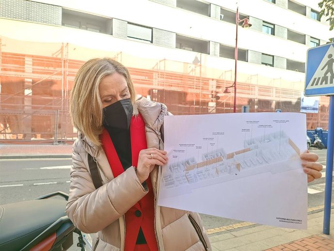 La alcaldesa, Amaia del Campo, frente a las instalaciones que albergarán el nuevo Kulturgune de Lutxana.