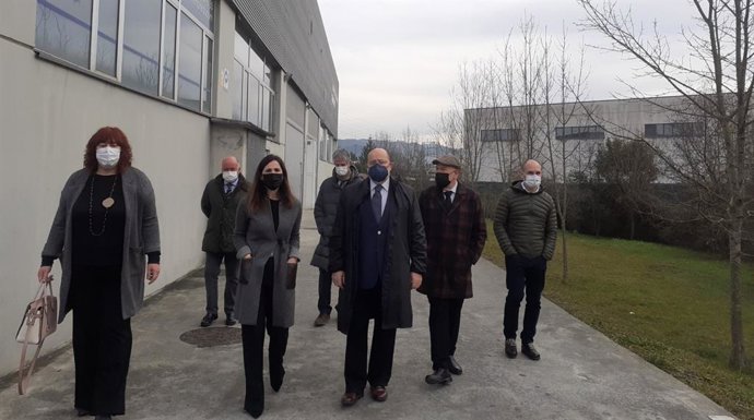 Miembros de la Mesa del Parlamento vasco en el velatorio del que fuera primer presidente del Parlamento vasco, Juan José Pujana