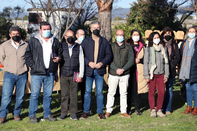 El delegado de Agricultura de la institución provincial, Francisco Ángel Sánchez, en la entrega de semillas.