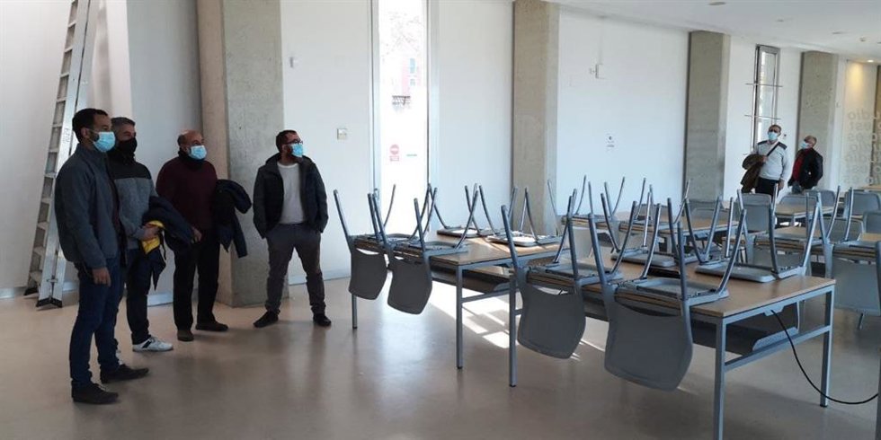 El portavoz de la confluencia IU-Podemos en el Ayuntamiento, Daniel González Rojas, en la biblioteca municipal Felipe González.