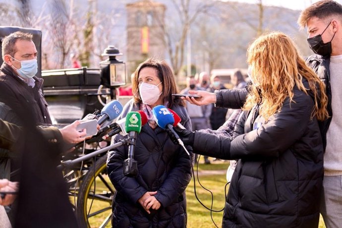La ministra de Defensa, Margarita Robles, hace declaraciones a los medios tras su visita al Centro Militar de Cría Caballar en Mazcuerras
