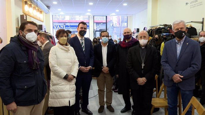 Autoridades presentes en la inauguración de la tienda 'Moda Re' de ropa reutilizada.