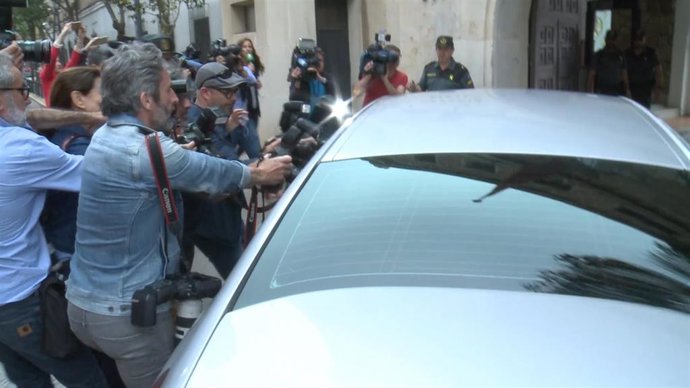 Archivo - Llegada del expresidente de la Generalitat Valenciana, Eduardo Zaplana, a la comandancia de la Guardia Civil, en imagen de archivo