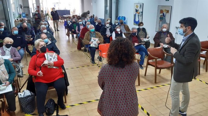 El conseller De Juan explicando el catálogo de actividades.