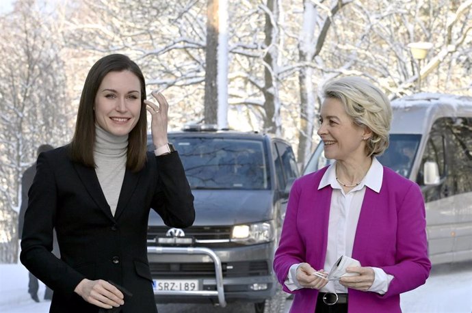 Sanna Marin, primera ministra de Finlandia, y Ursula Von der Leyen, presidenta de la Comisión Europea