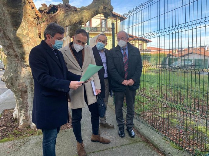 El delegado del Gobierno en Euskadi, Denis Itxaso, junto al alcalde de Irun, José Antonio Santano