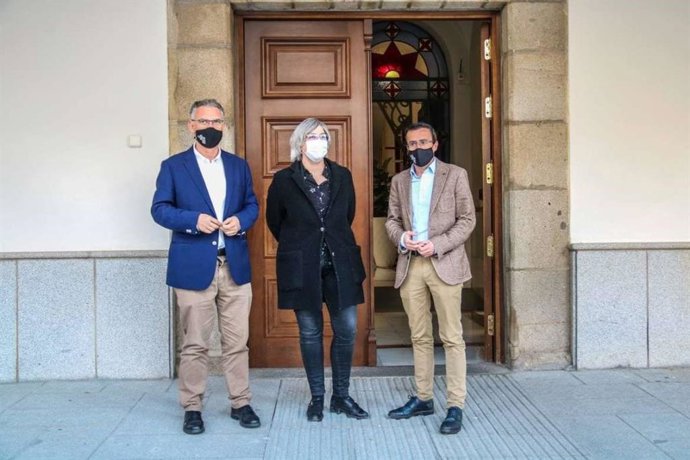 La consejera de Movilidad, Transporte y Vivienda, Leire Iglesias, se reúne con los alcaldes de Don Benito y Villanueva de la Serena, José Luis Quintana, y Miguel Ángel Gallardo