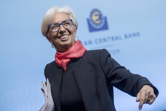 Archivo - FILED - 16 December 2021, Hessen, Frankfurt/Main: Christine Lagarde, President of the European Central Bank (ECB), leaves a press conference after a Governing Council meeting on monetary policy in the eurozone. Increasing interest rates too qu