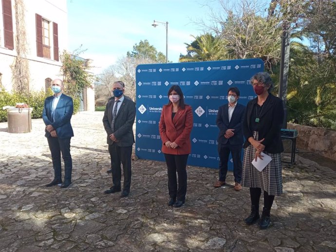 El rector Carot y la consellera Geis (centro) junto a representantes de los gobiernos catalán y balear, en la UIB.