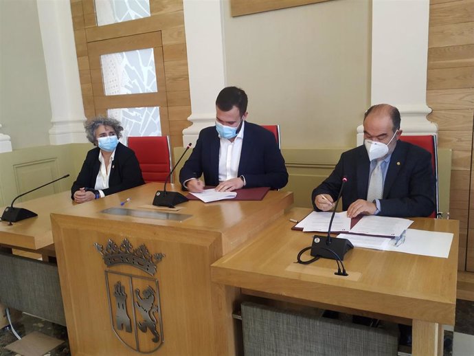 Firma del convenio del Ayuntamiento de Cáceres con Cáritas para que personas sin hogar realicen trabajos de voluntariado en el mantenimiento de parques y jardines de la ciudad
