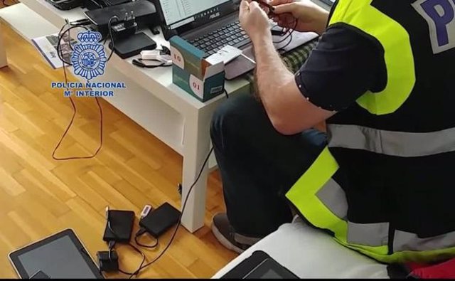 Un agente de la Policía Nacional de Burgos investiga las imágenes.