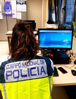 Archivo - Agente de la Policía Nacional ante un ordenador