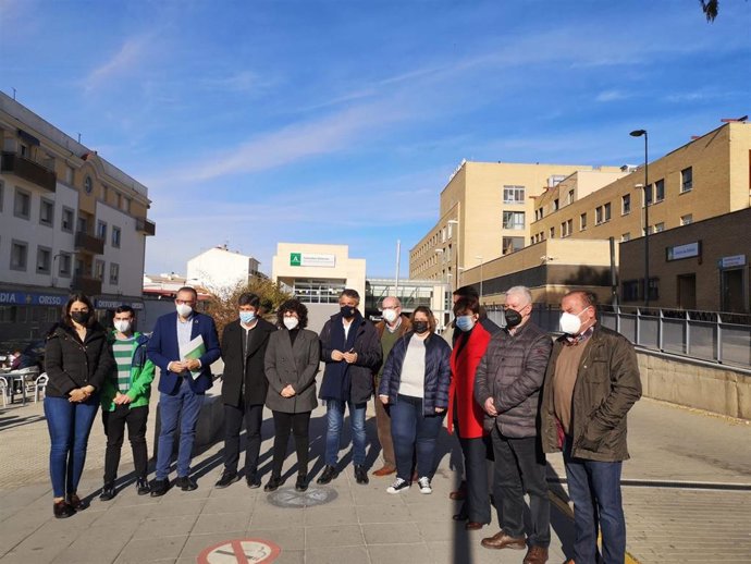 Integrantes de la nueva Plataforma por la Sanidad Pública de Los Pedroches, ante el Hospital de Pozoblanco, apoyados por miembros de la Plataforma de la Campiña Sur.