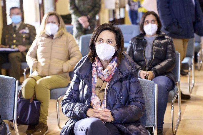 La ministra de Defensa, Margarita Robles, durante su visita al Centro Militar de Cría Caballar