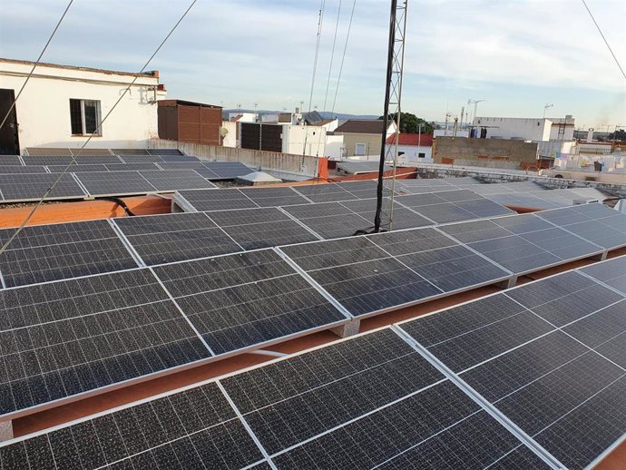 Placas solares instaladas en edificios municipales de Guillena.
