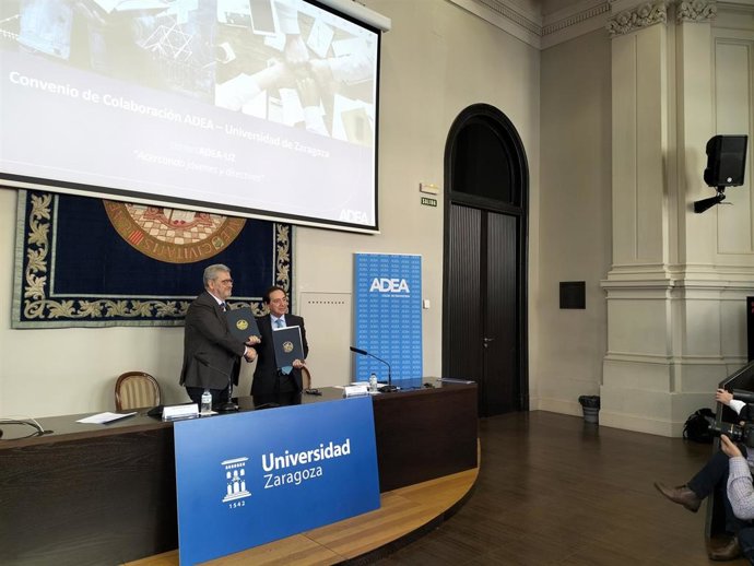 EL rector de la Universidad de Zaragoza, José Antonio Mayoral, y el presidente de ADEA, Salvador Arenere, en la firma del convenio de 'ConectADEA-UZ'.