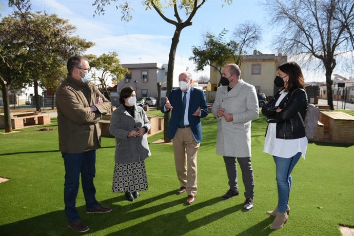 El presidente de la Diputación de Sevilla, Fernando Rodríguez Villalobos, en su visita a Albaida del Aljarafe.
