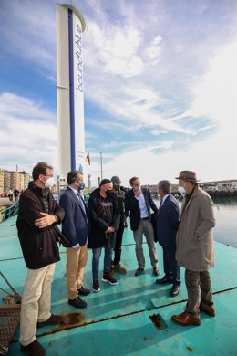 El presidente de Cantabria, Miguel Ángel Revilla, y el consejero de Industria, Javier López Marcano, en la presentación de 'La Naumon', el barco-teatro que la Fura dels Baus llevará por todo el mundo con sus espectáculos y que tiene tecnología cántabra